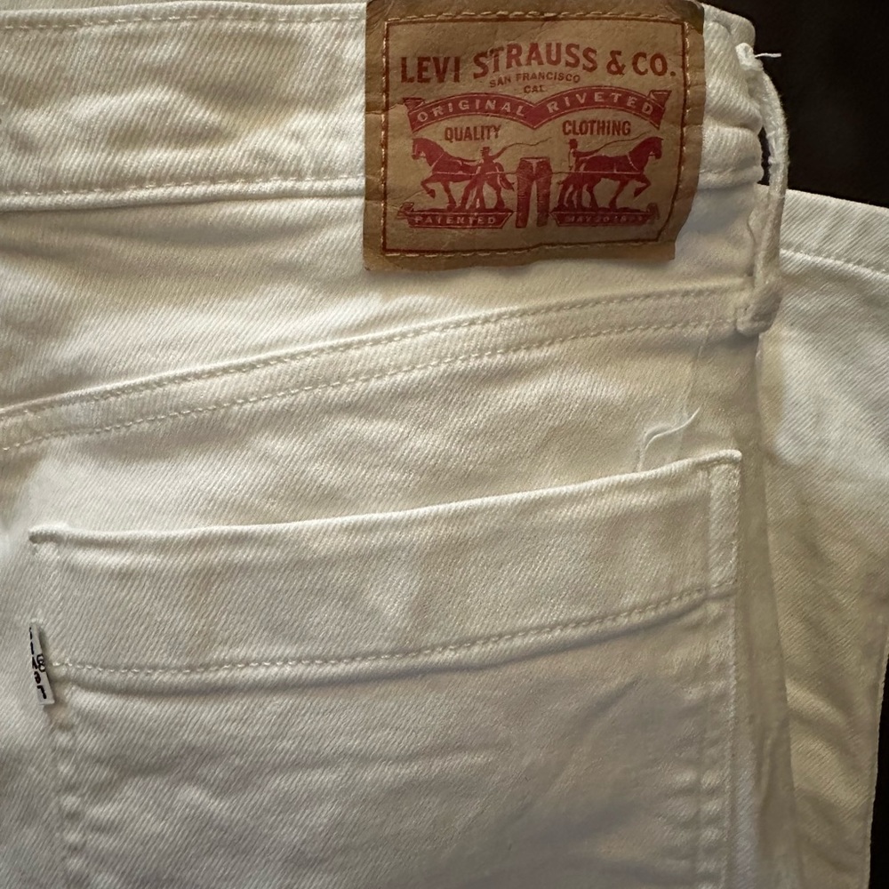 Levi’s wide leg button through crop Jean.